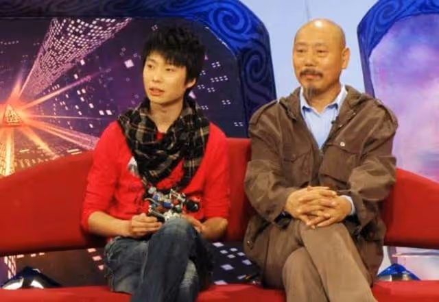李世榮:與李誠儒離婚後住18平米房子,未曾改嫁,獨自養兒子長大