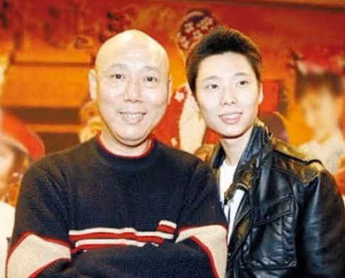 李世榮:與李誠儒離婚後住18平米房子,未曾改嫁,獨自養兒子長大
