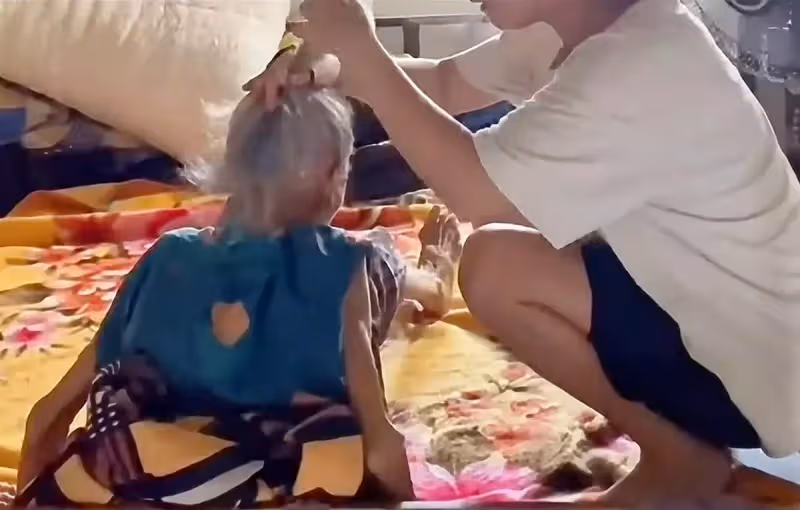 90後孫媳婦抱88歲奶奶洗頭,對其照料有加:我坐月子是奶奶照顧我