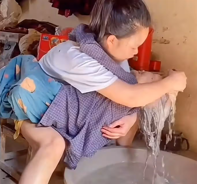 90後孫媳婦抱88歲奶奶洗頭,對其照料有加:我坐月子是奶奶照顧我