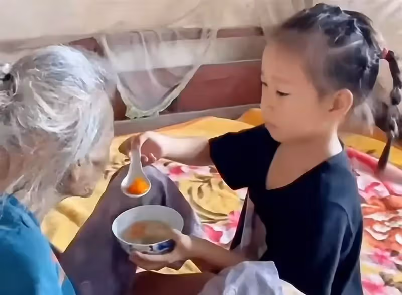 90後孫媳婦抱88歲奶奶洗頭,對其照料有加:我坐月子是奶奶照顧我