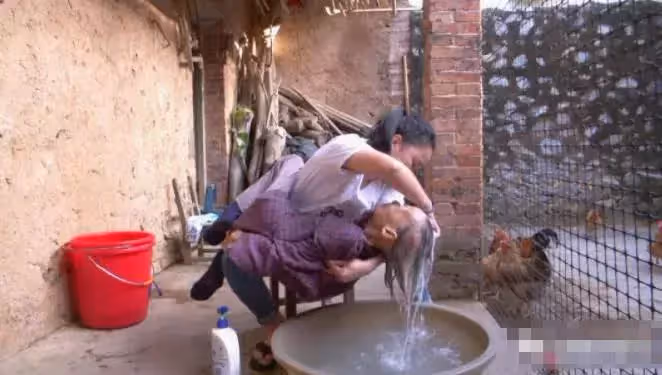 90後孫媳婦抱88歲奶奶洗頭,對其照料有加:我坐月子是奶奶照顧我