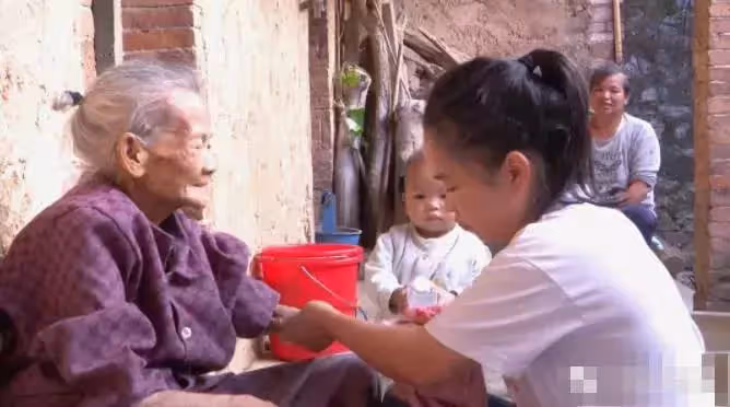 90後孫媳婦抱88歲奶奶洗頭,對其照料有加:我坐月子是奶奶照顧我