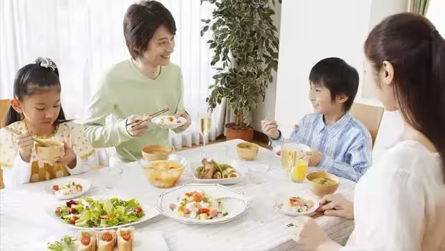 坐月子時，小姑子拿走娘家送的補品，婆婆怒道：誰教你的？我嗎？