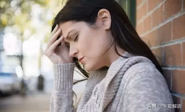 婆婆偏幫哥嫂帶孩10年,晚年滿身病痛逼小兒媳養老,小兒媳:拒絕