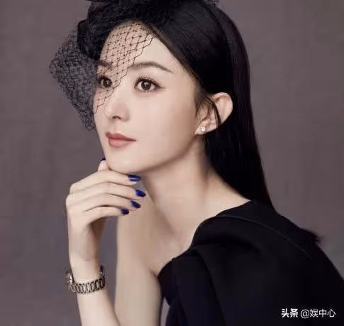 趙麗穎的兒子來探班，兩歲的小臉圓嘟嘟的，是位有禮貌的小帥哥