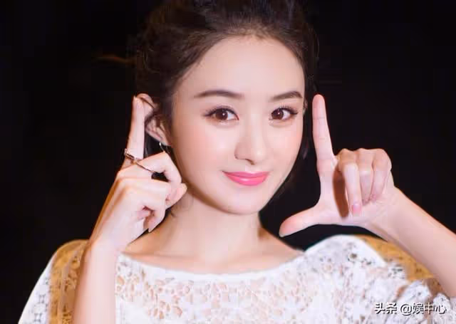 趙麗穎的兒子來探班，兩歲的小臉圓嘟嘟的，是位有禮貌的小帥哥