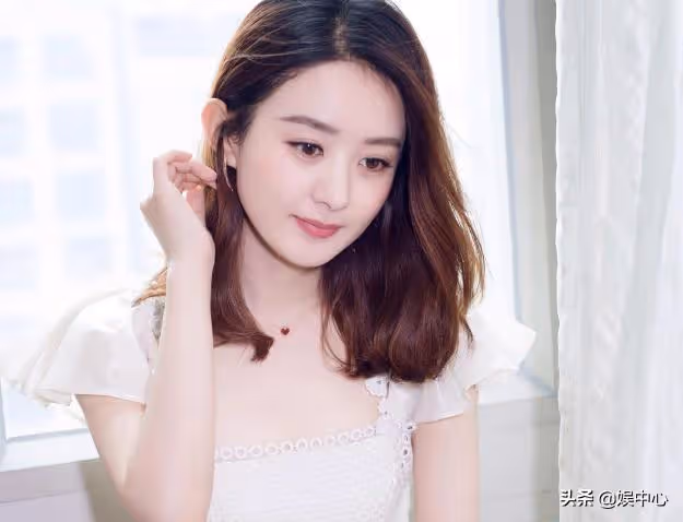 趙麗穎的兒子來探班，兩歲的小臉圓嘟嘟的，是位有禮貌的小帥哥