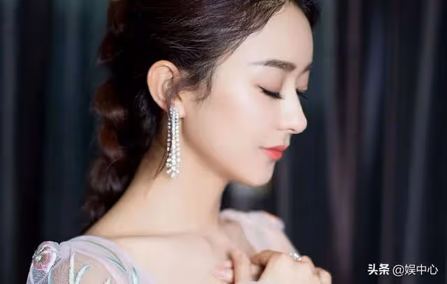 趙麗穎的兒子來探班，兩歲的小臉圓嘟嘟的，是位有禮貌的小帥哥