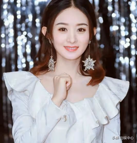 趙麗穎的兒子來探班,兩歲的小臉圓嘟嘟的,是位有禮貌的小帥哥
