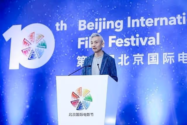 亞寧:曾是央視最帥主持人,爆火後「消失」的他,如今已高攀不起