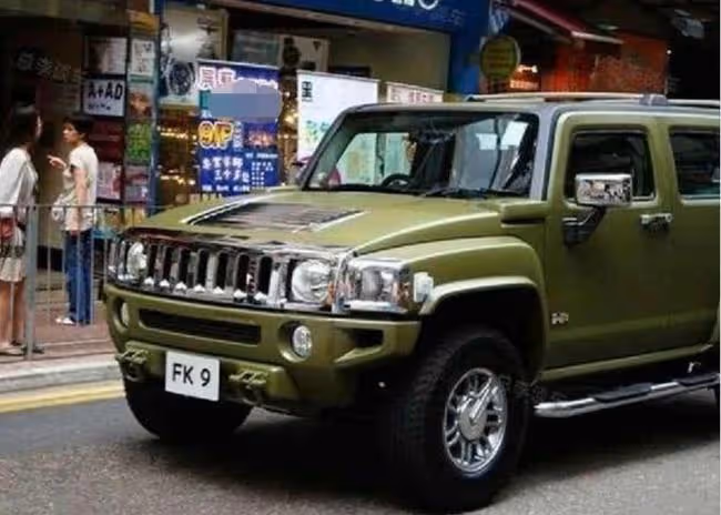 陳小春一輛舊車10年不換，看看是啥車，是我也不換