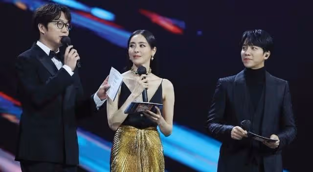 李多熙深V黑金禮服美翻金唱片獎！回顧長腿姐姐的性感紅毯造型史