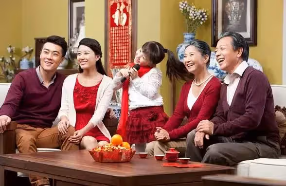不想再做免費保姆!婆婆「幫忙帶孫子6年」兒媳分文不給,看到「兒子發的照片」含淚離家出走
