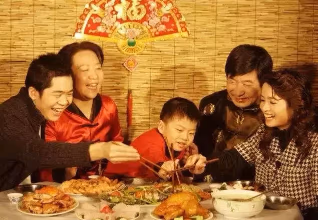 不想再做免費保姆!婆婆「幫忙帶孫子6年」兒媳分文不給,看到「兒子發的照片」含淚離家出走
