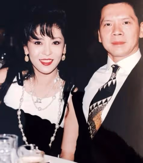 關之琳曾與向華強曖昧,被向太陳嵐一記耳光打醒,從此才放手