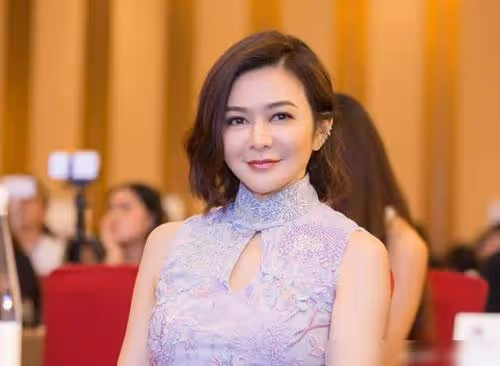 關之琳曾與向華強曖昧,被向太陳嵐一記耳光打醒,從此才放手