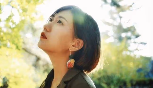 臨時回家,發現媽媽和一個男人在沙發上,褲子退到腿的一半