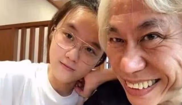 兩人因「爺孫戀」走紅,如今8年過去了,17歲少女已失去純真笑容