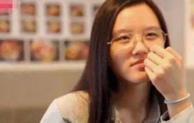 兩人因「爺孫戀」走紅,如今8年過去了,17歲少女已失去純真笑容