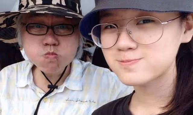 兩人因「爺孫戀」走紅,如今8年過去了,17歲少女已失去純真笑容