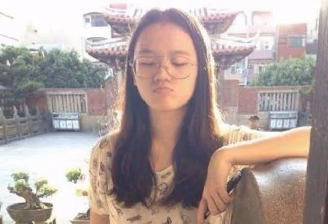 兩人因「爺孫戀」走紅,如今8年過去了,17歲少女已失去純真笑容