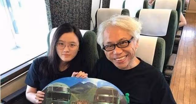 兩人因「爺孫戀」走紅,如今8年過去了,17歲少女已失去純真笑容