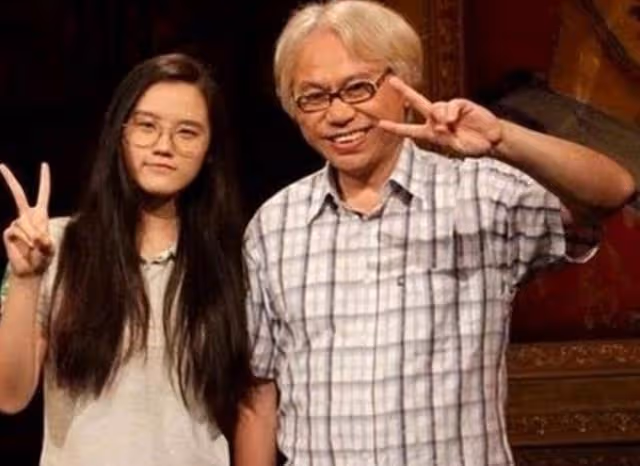 兩人因「爺孫戀」走紅,如今8年過去了,17歲少女已失去純真笑容