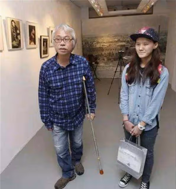 兩人因「爺孫戀」走紅,如今8年過去了,17歲少女已失去純真笑容