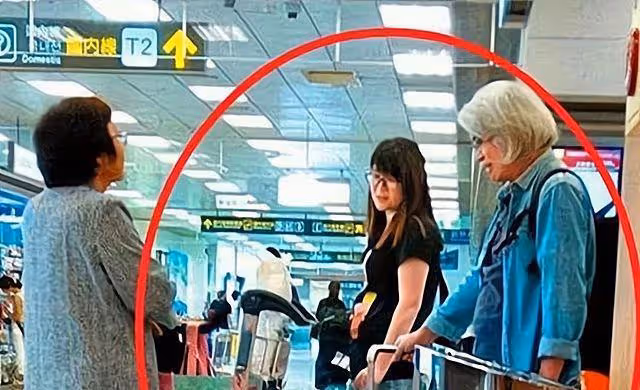 兩人因「爺孫戀」走紅,如今8年過去了,17歲少女已失去純真笑容