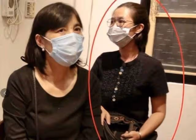 兩人因「爺孫戀」走紅,如今8年過去了,17歲少女已失去純真笑容