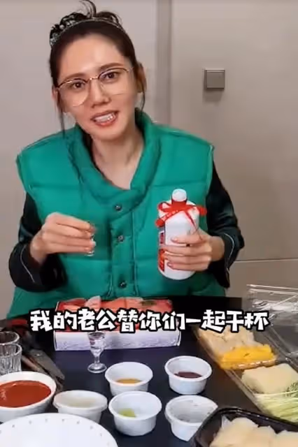 秋瓷炫深夜直播喝酒，崩潰痛哭，網友：大不了就離婚吧！