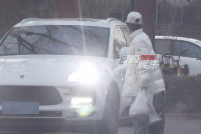 甦醒與女友疑似吵架被拍,狀態癲狂張牙舞爪,曾被指有暴力傾向