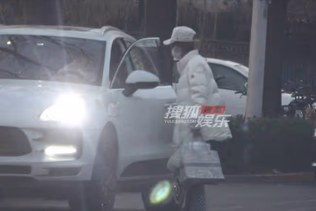 甦醒與女友疑似吵架被拍,狀態癲狂張牙舞爪,曾被指有暴力傾向