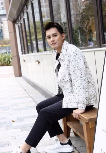 TVB小生演技被批無進步,與同劇女主緋聞不斷,首次披露兩人關係