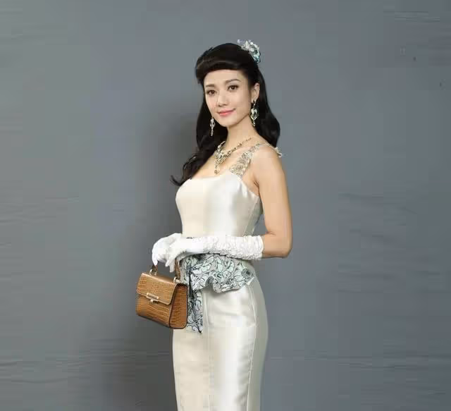 《鐵拳英雄》開播,離巢女星單人海報被刪,網友嘲TVB沒有人情味