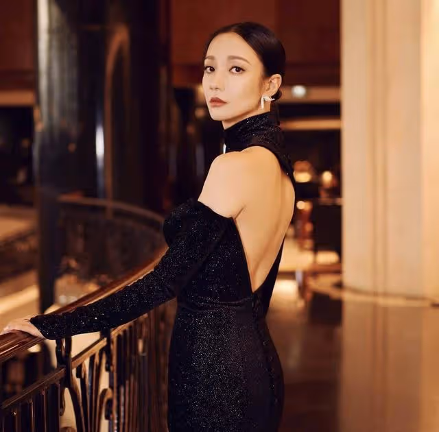 《鐵拳英雄》開播,離巢女星單人海報被刪,網友嘲TVB沒有人情味