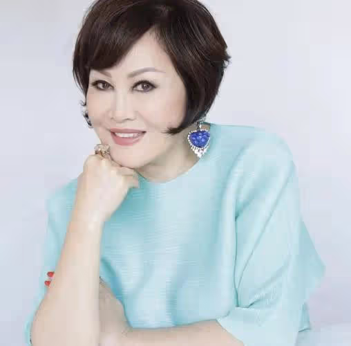 靳羽西:春晚前排坐了20年的她,到底什麼來頭?