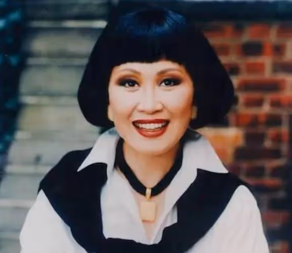 靳羽西:春晚前排坐了20年的她,到底什麼來頭?