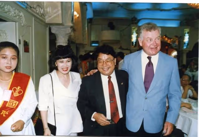 靳羽西:春晚前排坐了20年的她,到底什麼來頭?