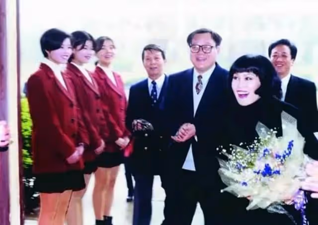 靳羽西:春晚前排坐了20年的她,到底什麼來頭?