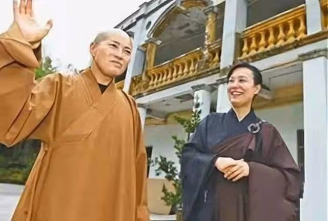 香港尼姑花3950萬購買豪華別墅,與2名和尚結婚,如今怎麼樣了?