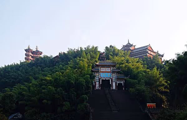 香港尼姑花3950萬購買豪華別墅,與2名和尚結婚,如今怎麼樣了?