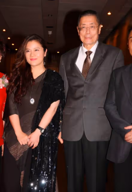 82歲劉詩昆帶妻女開跑車,1歲女兒高顏值隨媽,出生身價就達5億