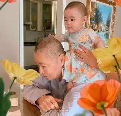 82歲劉詩昆帶妻女開跑車,1歲女兒高顏值隨媽,出生身價就達5億