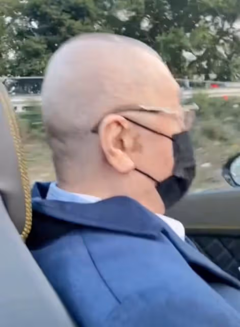 82歲劉詩昆帶妻女開跑車,1歲女兒高顏值隨媽,出生身價就達5億