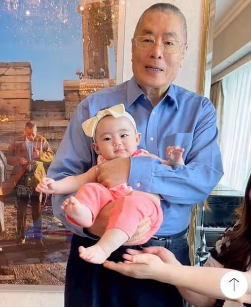 82歲劉詩昆帶妻女開跑車,1歲女兒高顏值隨媽,出生身價就達5億