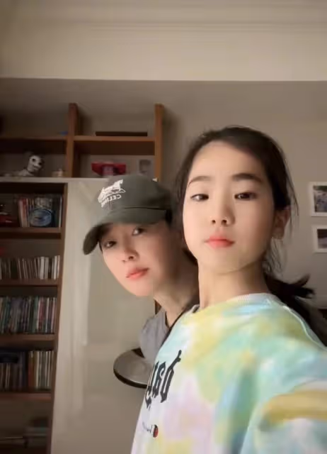 44歲左小青曬近況,暴露私宅樸素內景,11歲女兒被贊繼承媽媽美貌