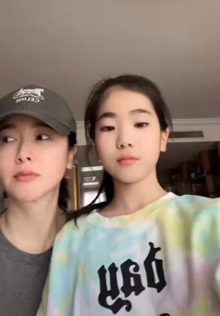 44歲左小青曬近況,暴露私宅樸素內景,11歲女兒被贊繼承媽媽美貌