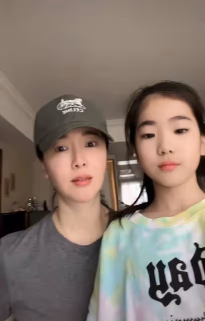 44歲左小青曬近況,暴露私宅樸素內景,11歲女兒被贊繼承媽媽美貌
